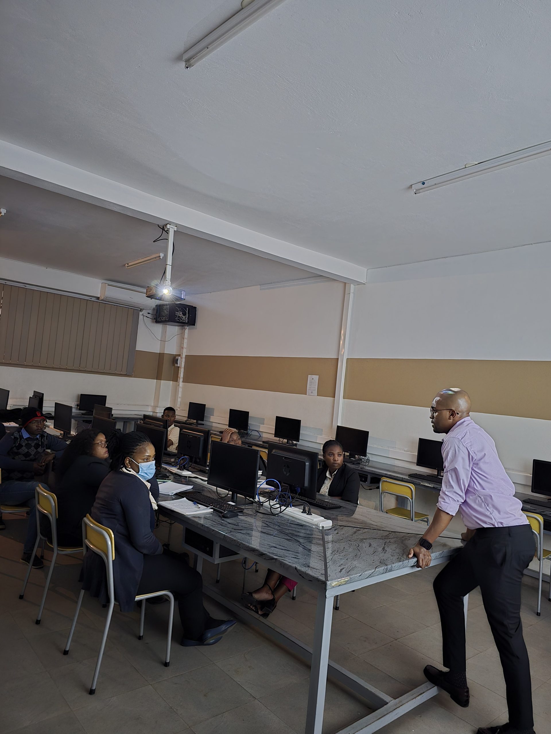 Laboratório de informática com computadores