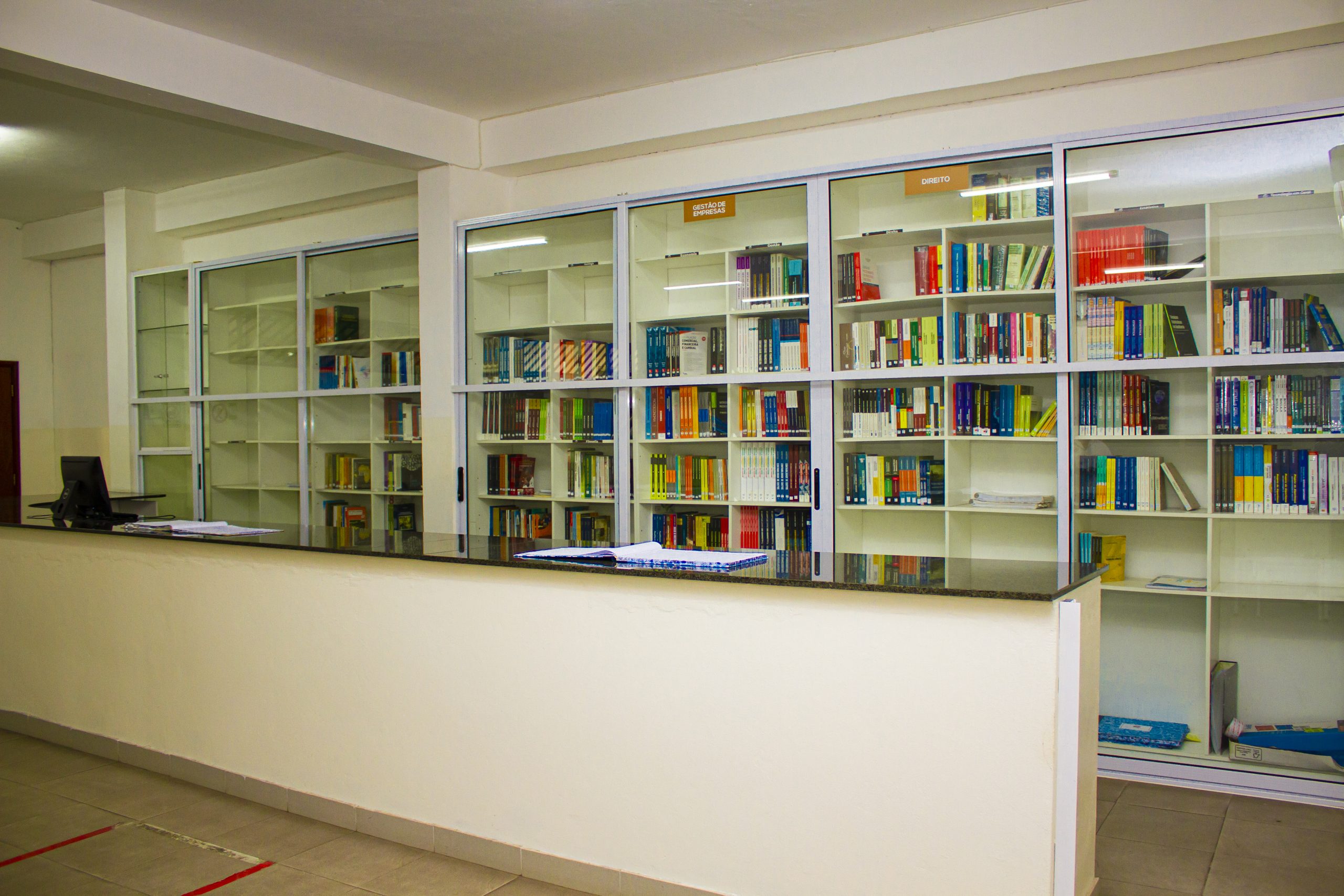 Biblioteca central com estantes e acervo